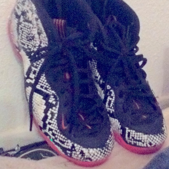 Size 11. Nearly brand new worn once